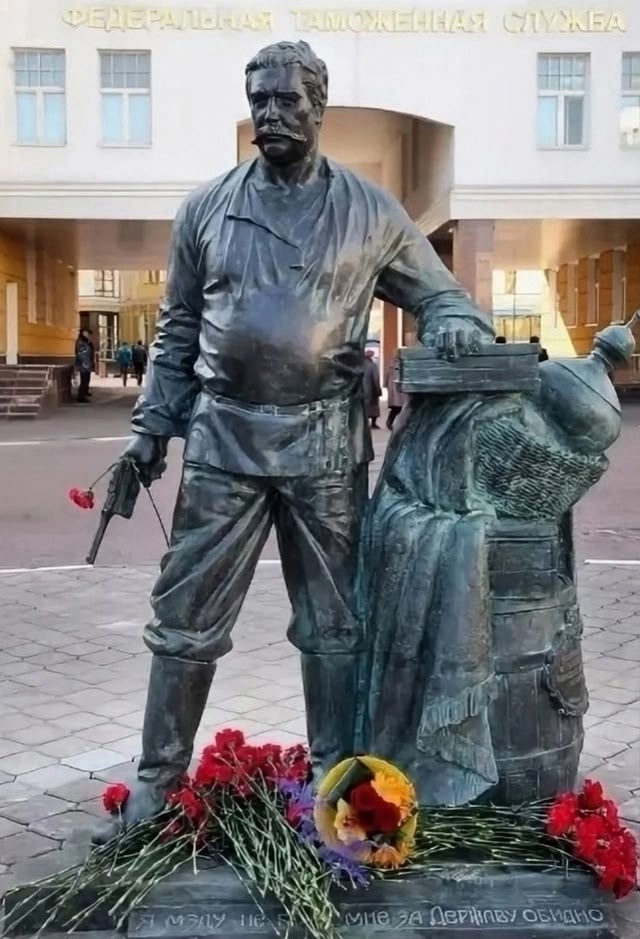 Памятник актёру Павлу Луспекаеву установлен напротив ...