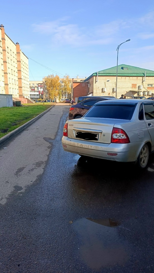 Около поликлиники довольно трудно проехать. Но когда п...