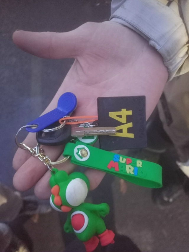 Найдены ключи возле подъезда , на улице Калинина 18 а вт?...