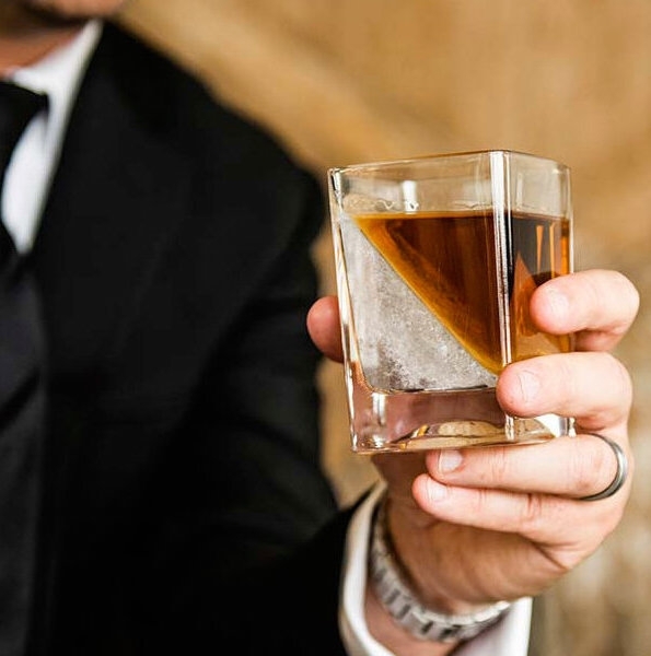 Алкоголь в России хотят начать продавать с 21 года
Зак...