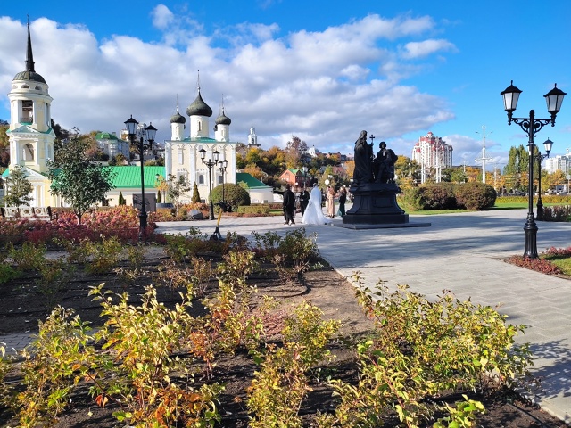 День вчера был хорош. Только тени уже длинные... Ещё обя?...