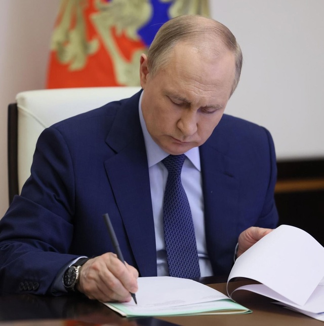 Путин подписал сегодня ряд законов:
— Закон о повыше?...