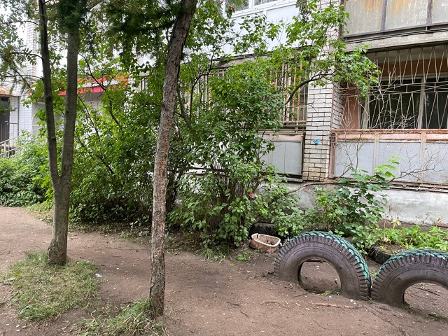 Во всех дворах приказано убрать покрышки. Выкопали все...