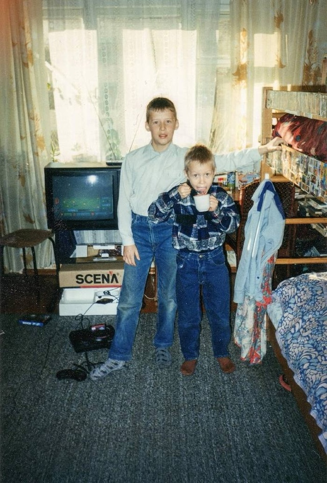 Парни играют на приставке « Sega» в Jungle Strike, 1996 год