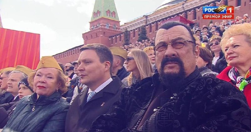 😯 Стивен Сигал приехал на парад Победы в Москву
