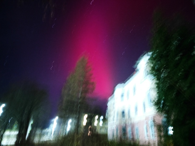 Утреннее сияние в Окуловке.
12 ноября, 6 утра.
Сори за ка...