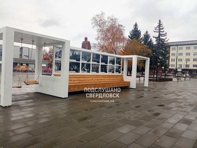 Вот такую красоту нам поставили на площади Мира
От под...