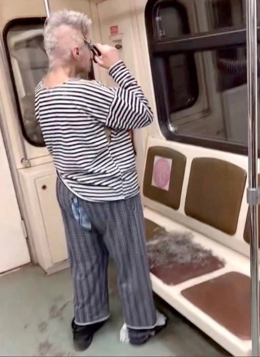 Просто спонтанное решение подстричься в метро😅