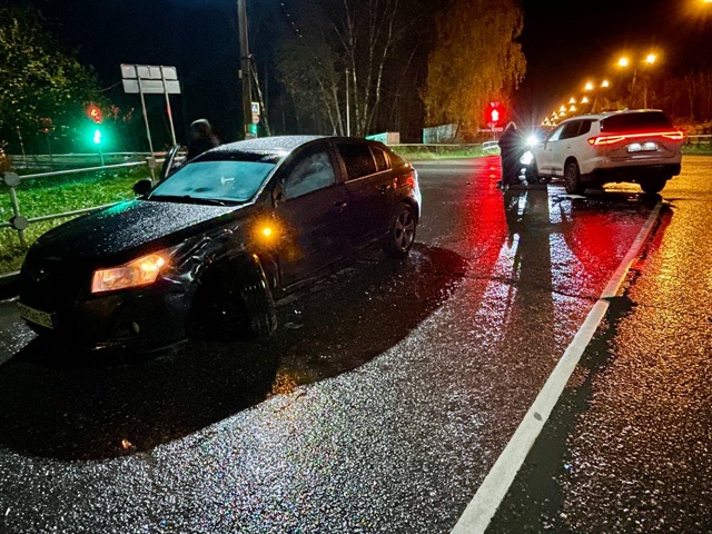 На Дружбе авария. Белый не пропустил черного. У обоих в?...