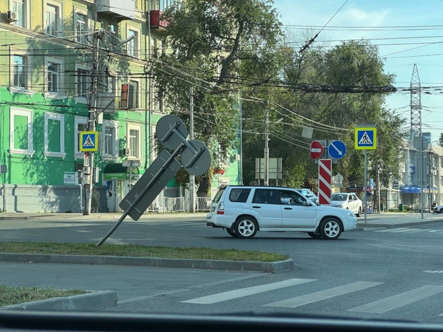 Мичурина/Масленникова. Дорожные знаки погнуты и завал?...