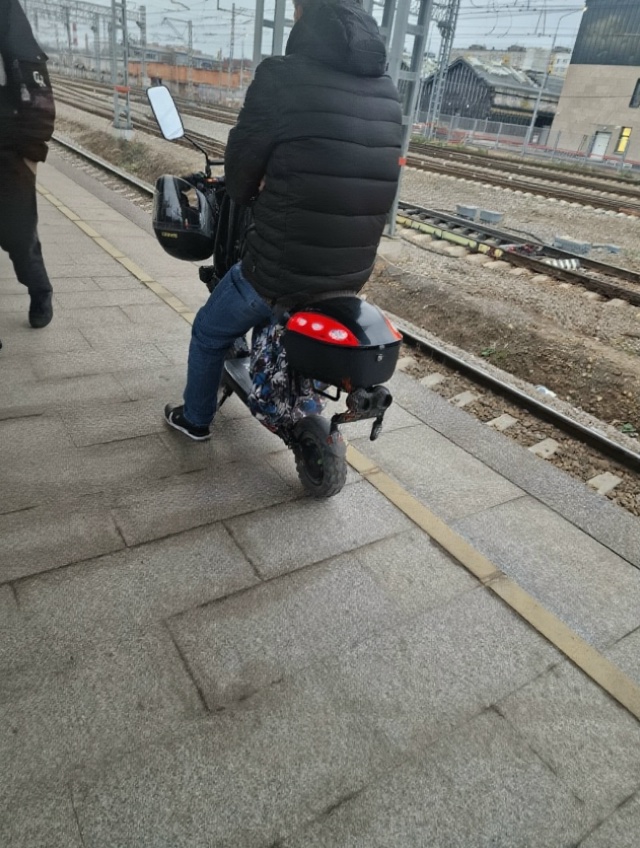 В час пик едешь на работу, заходишь на платформу и види?...