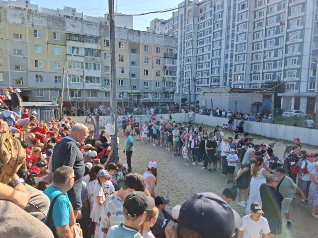 Вот такая толпа людей вчера в Брагино на Ленинградском...