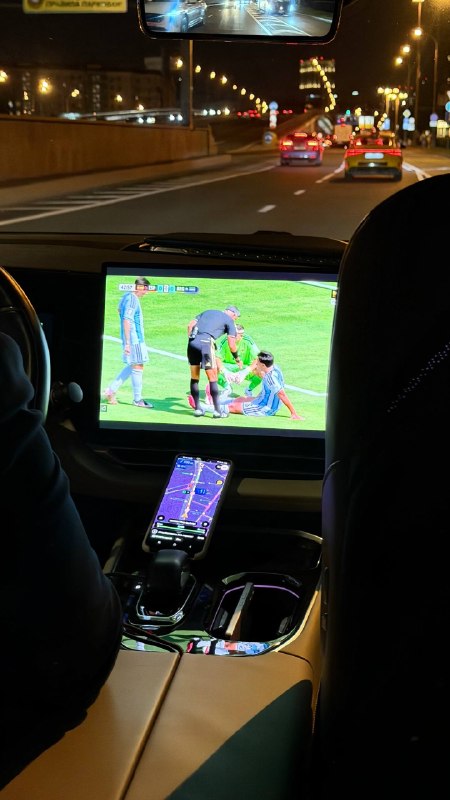 Едем в такси и смотрим футбол ⚽️😍
VK Fest был просто потрясающим 🥰 Спасибо всем, кто пришел