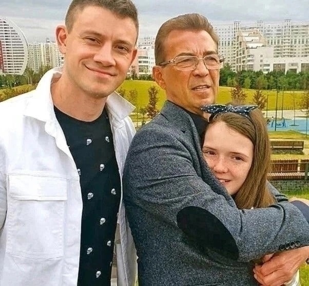 Николай Добрынин с сыном и доченькой!🥰
А Вам нравится...