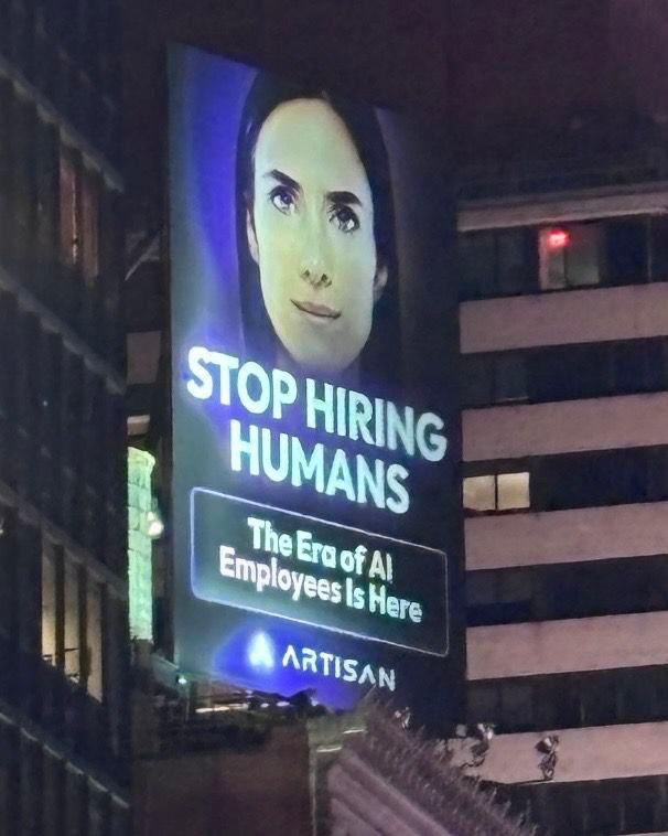 Наружка с надписью «Хватит нанимать людей. Настала эра ИИ-работников» появилась в США.
Зумеры, вы