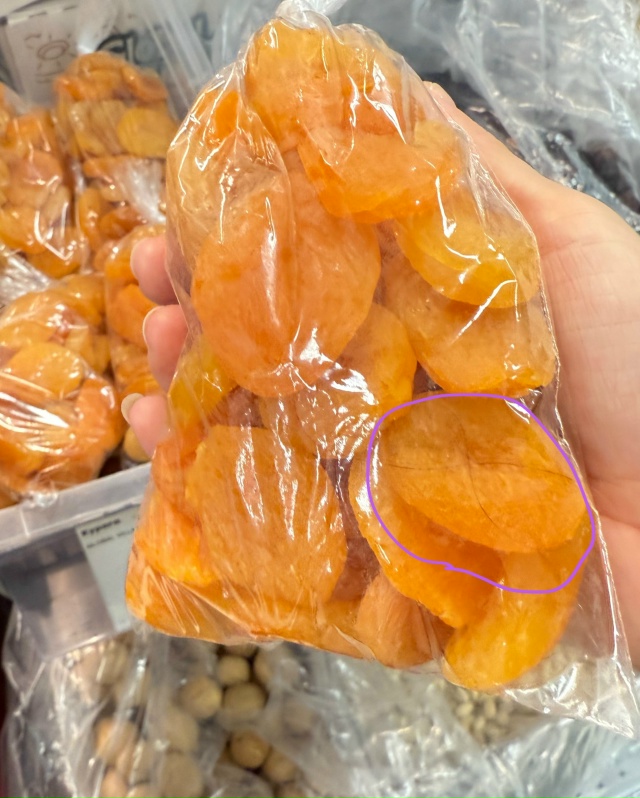 Хотела купить курагу, но передумала из-за волоса в паке...