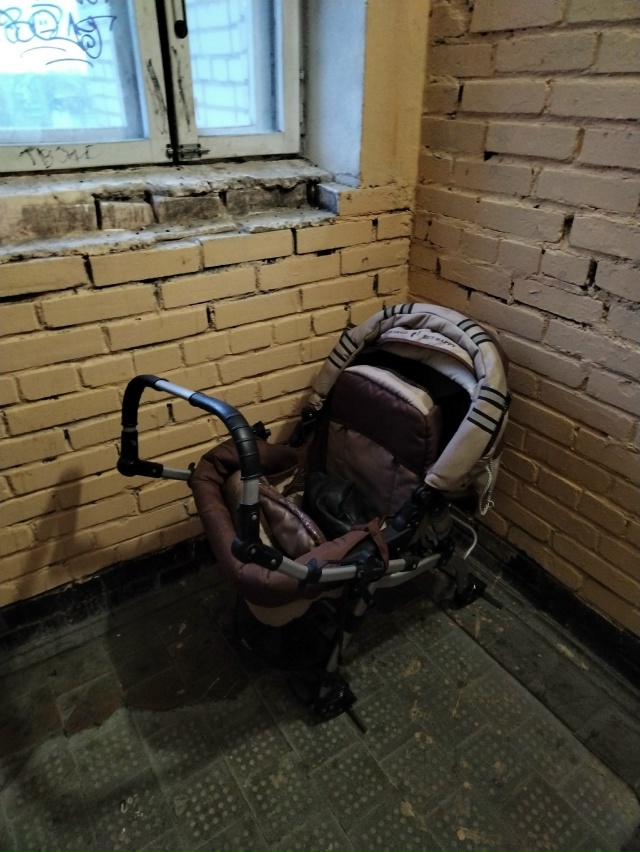 Ярвенпяя, 5а. Хватит мусорить в подъезде!!!