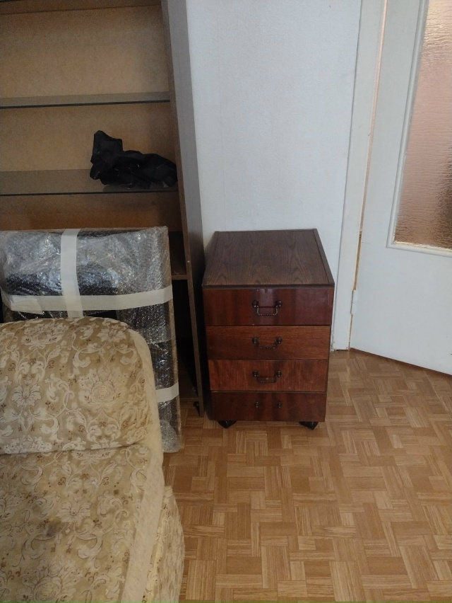 Отдаю бесплатно диван, шкафы, сервант и тумбочки. Самов...