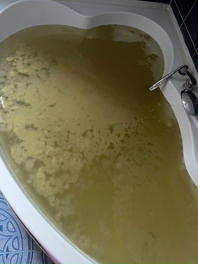 Воттакая унас вода в людиново уже год .
Наверное прошла...