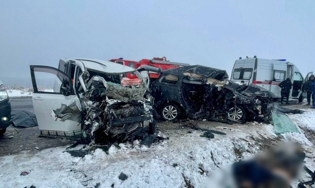 Шесть человек погибли и четверо пострадали в лобовом Д...