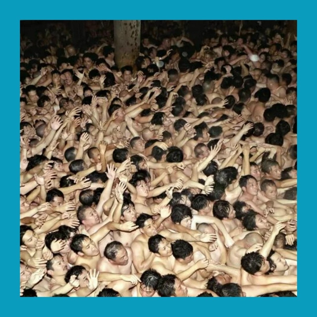 10 тысяч мужчин почти без одежды устроили давку в храме
...