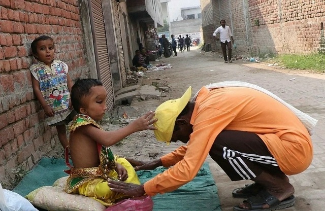 В Индии, в небольшой деревне люди поклоняются мальчику...