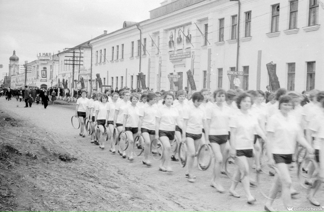 Шествие девушек. 1965-й год.