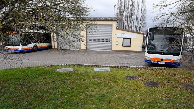 15-летний школьник угнал автобус, чтобы отвезти свою подружку в школу.
Ради этого подросток проеха