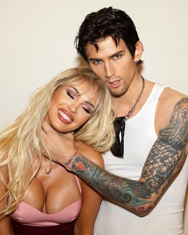 По случаю Хэллоуинской вечеринки Меган и Machine Gun Kelly пер...