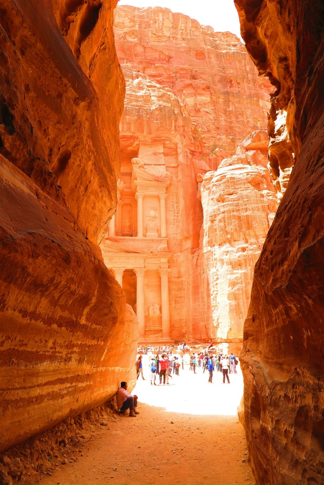 🌍 Петра — древний город, высеченный прямо в скалах, од...