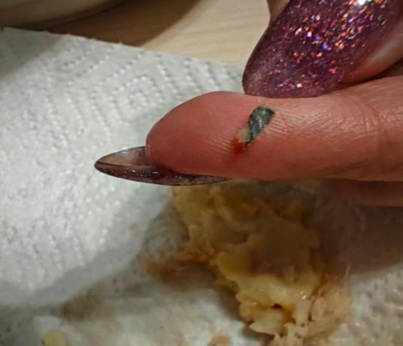 В московской семье в пачке пельменей «Сибирская коллекция» нашли кусок лезвия.
Продукт заказали в