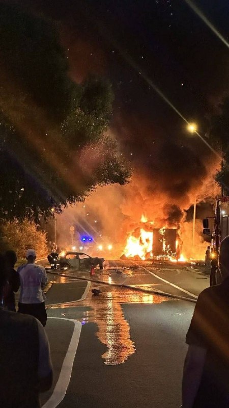 Два человека сгорели заживо в результате страшной аварии в Москве.
По предварительной информации, в