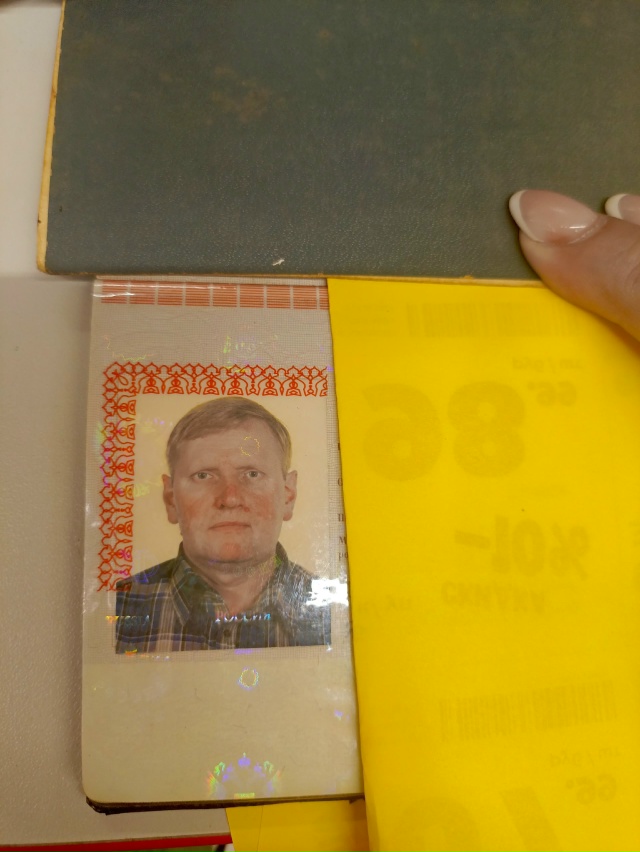 Найден пакет с документами на имя Петров Николай Михай...