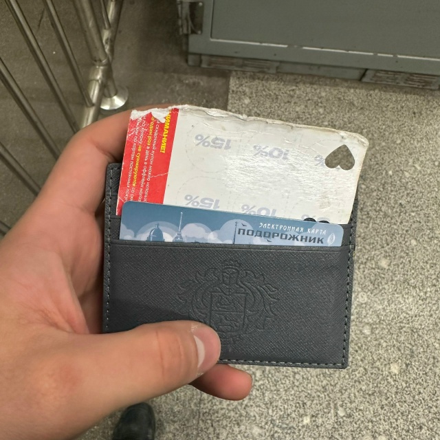 Найден картхолдер тинкофф. Внутри две карты Тинькова н...