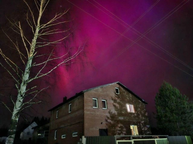 Этим утром небо вспыхнуло малиновым 😍
Северное сиян...