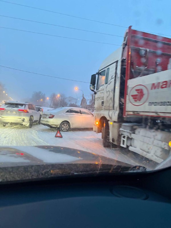 В Москве немного снежно — город накрыл мощный циклон.
Машины заносит на дорогах, пробки растут, у