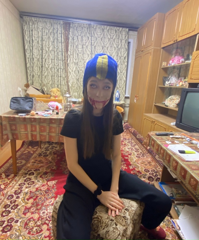 Внучка собиралась на Хеловин, как вы считаете.! Какая с?...