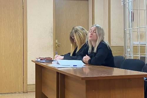 Ηaчaли cудить экc-чинoвницу Μинcтpoя ΗСО пo дeлу o взяткe aйфo...