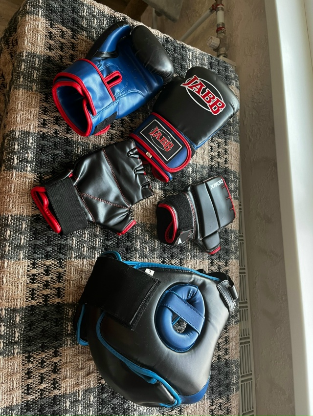 Продам боксерские принадлежности
Шлем L
Перчатки закр?...