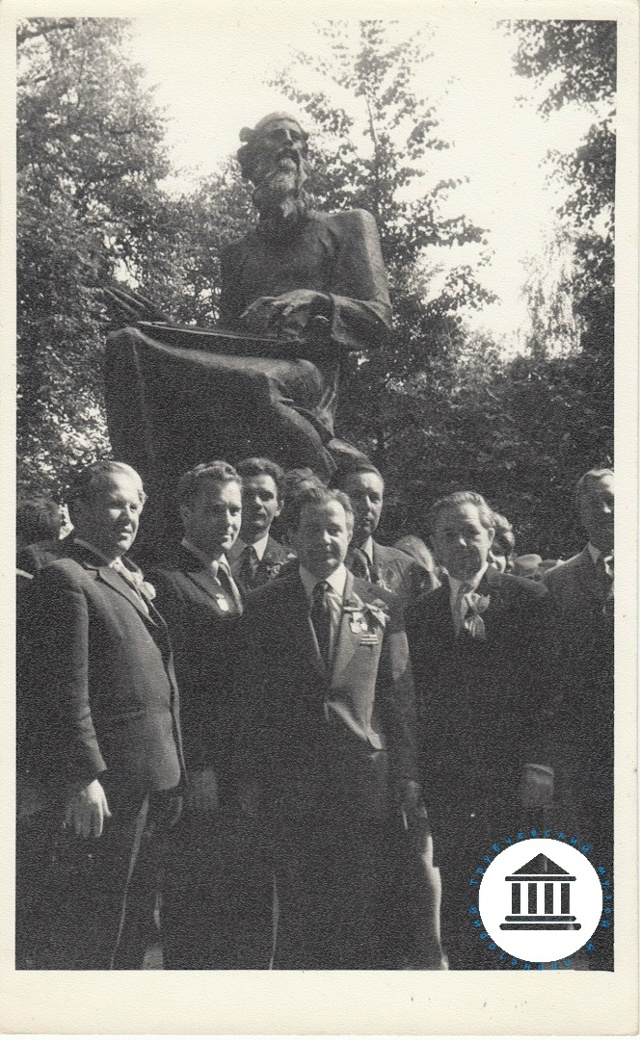 Трубчевск. Год 1975... В городском парке открыт памятник л...