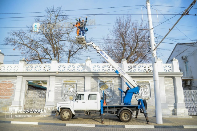 🎄 В Евпатории приступили к украшению улиц к зимним пр?...