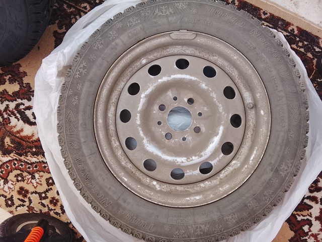 Продам зимнюю резину, 175/65 R14, стояла на калине. Два балл?...