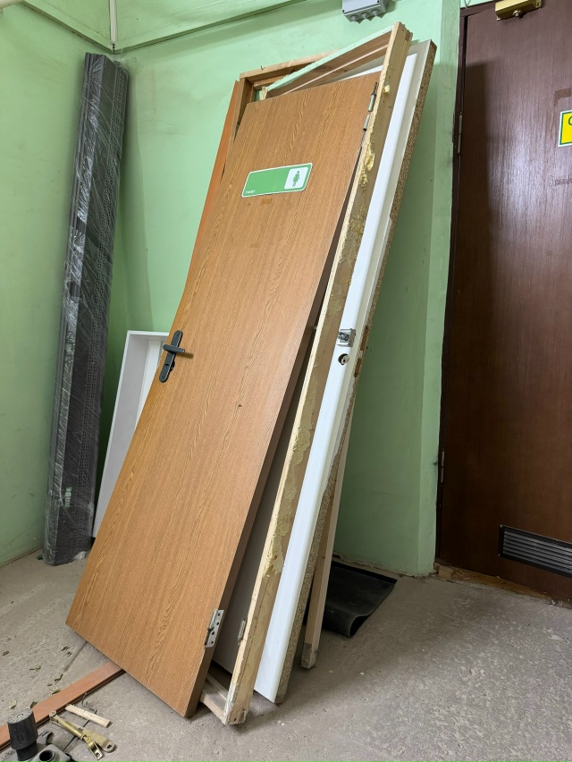 Магазин МЕБЕЛЬНЫЙ отдаёт двери и дверные коробки, 3 шту...
