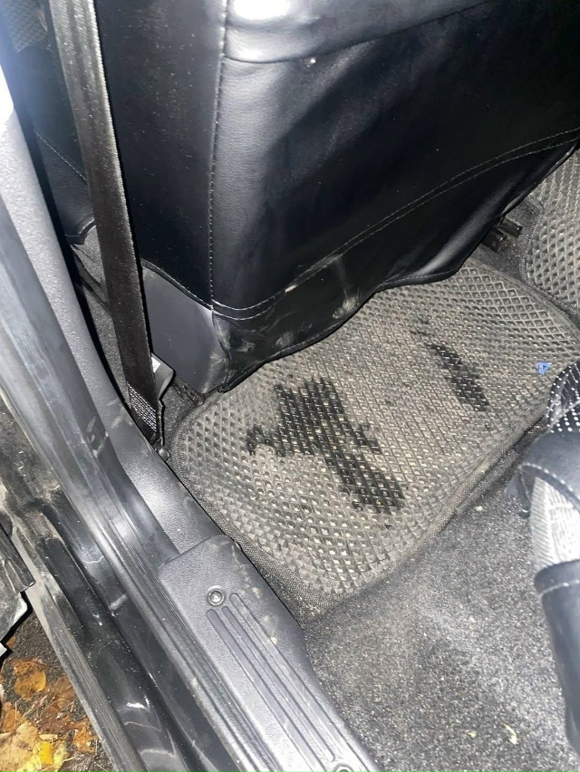 Уважаемые пассажиры такси, так сложно поднимать ноги к...