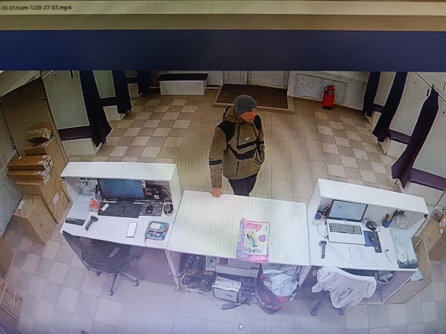 Просим подойти молодого человека на пункт выдачи Вайл?...