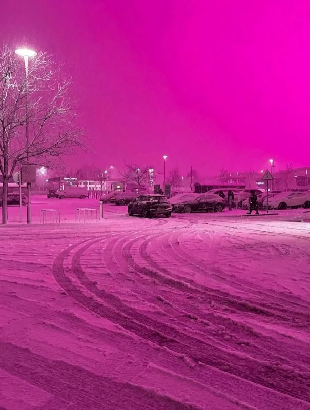 😶😶😶😶😶в английском Бирмингеме небо стало розовым, и это даже не нейросеть.
Всё объясняется просто: н