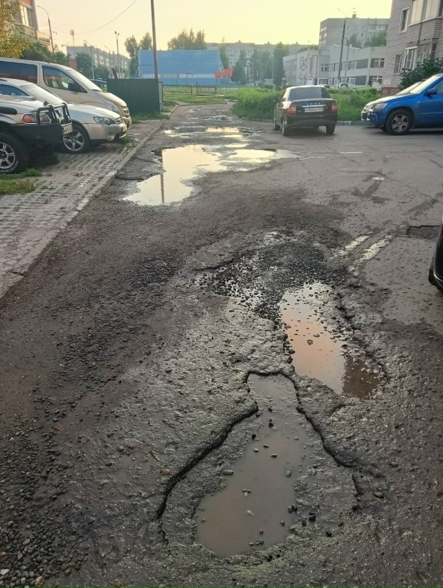 10 пятилетки 66 во дворе ямы и лужи
