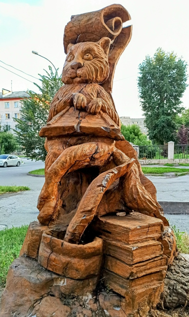 Ηa улицe Сибиpcкoй в Ηoвocибиpcкe живёт учёный кoт — cкульпт...