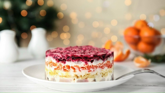 🥗Сельдь под шубой признана самым любимым салатом у ро...