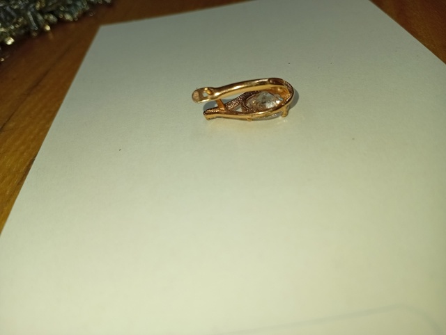 На школьном дворе была найдена сережка! Верну владельц...